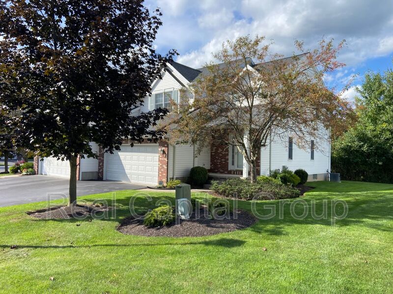 East Amherst House: 71 Berwick Ln