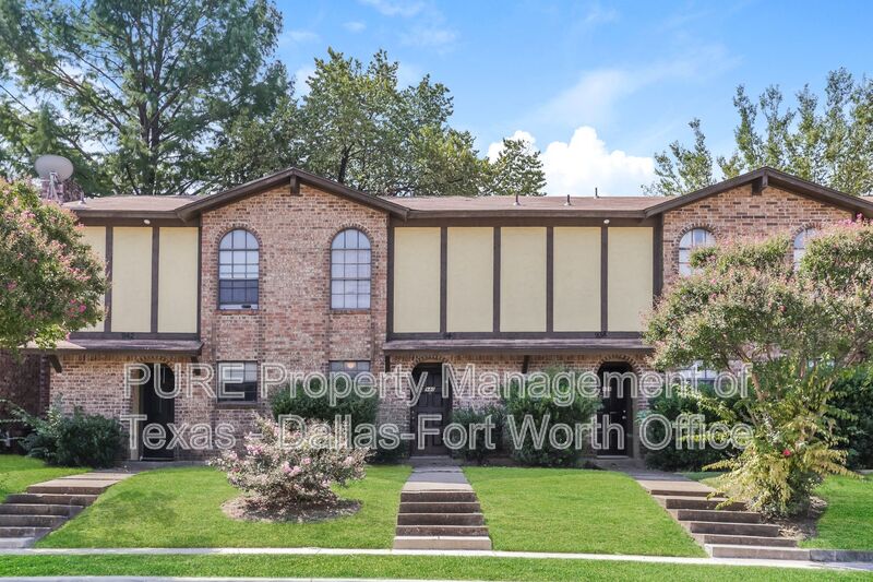 Arlington Townhome: 940 Southmoor Drive