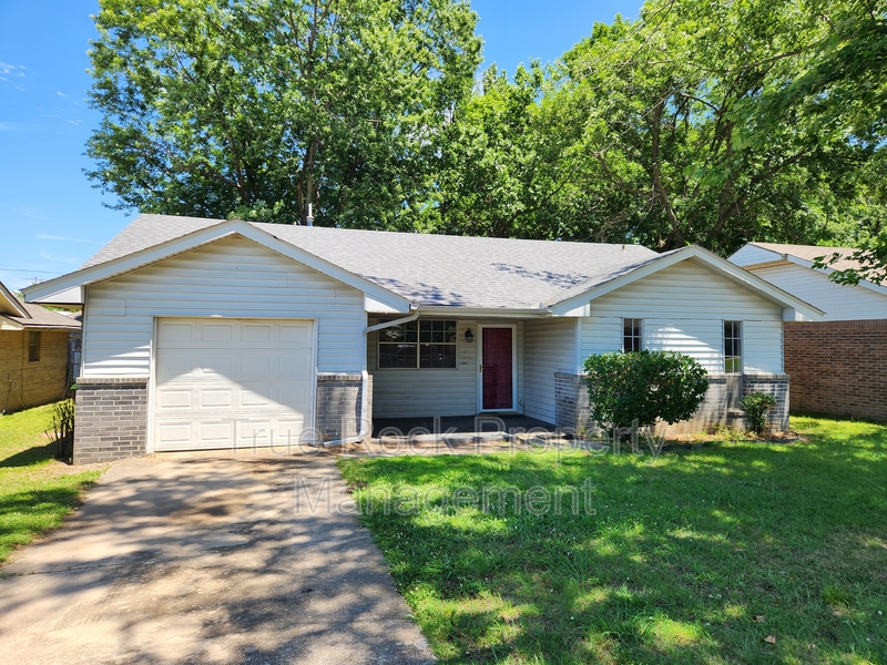 Ada House: 924 Crestview Avenue
