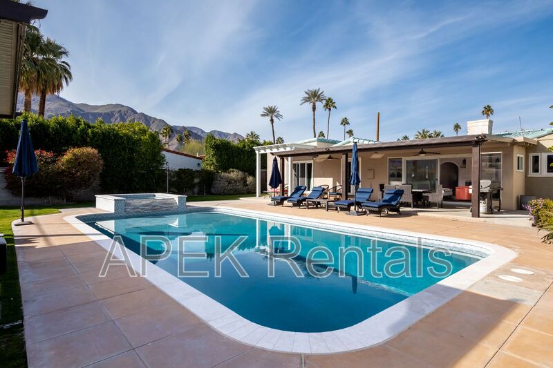 Palm Springs House: 477 East Via Colusa