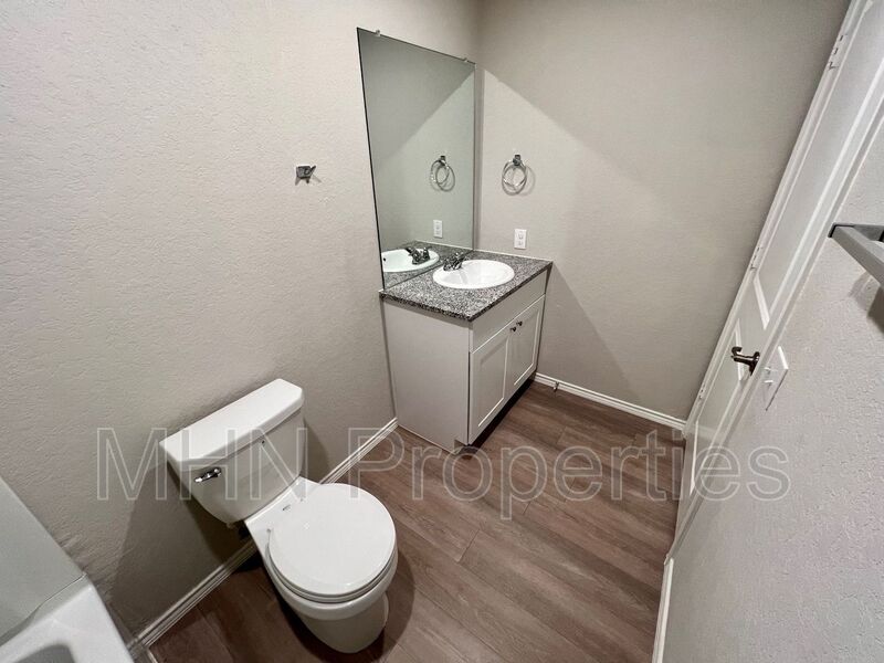 BEAUTIFUL 3 bed/2 Bath Lennar home in prime location! - Photo 18