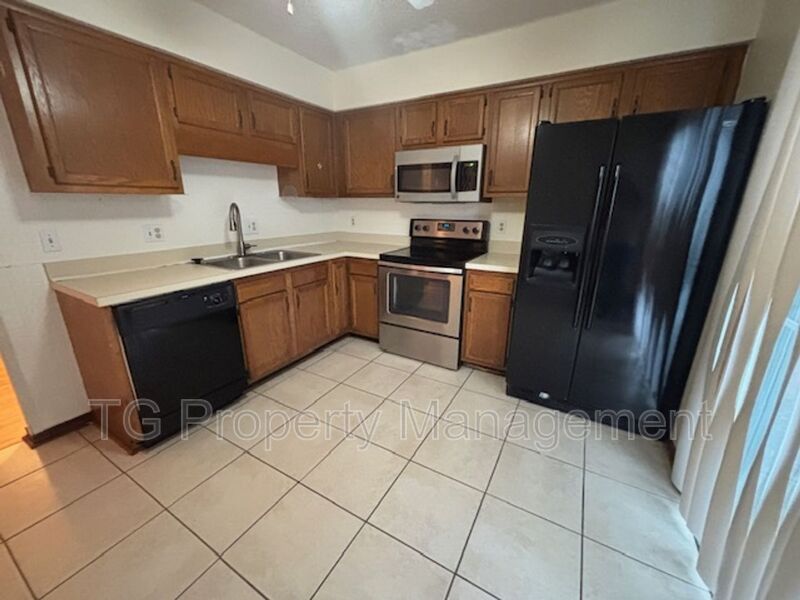 Jacksonville House: 11647 Fort Caroline Lakes Dr
