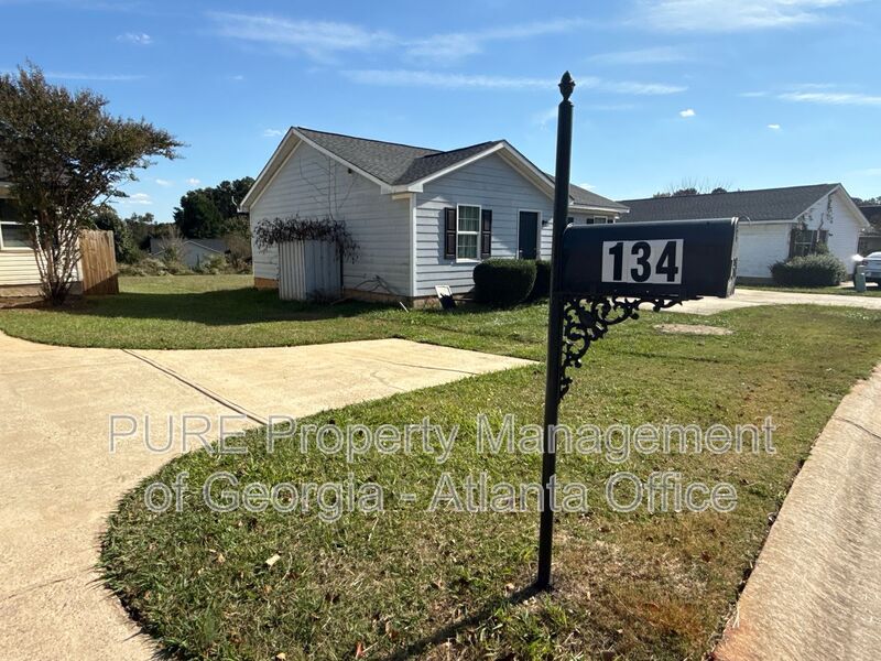 Athens House: 134 N Ridge Dr