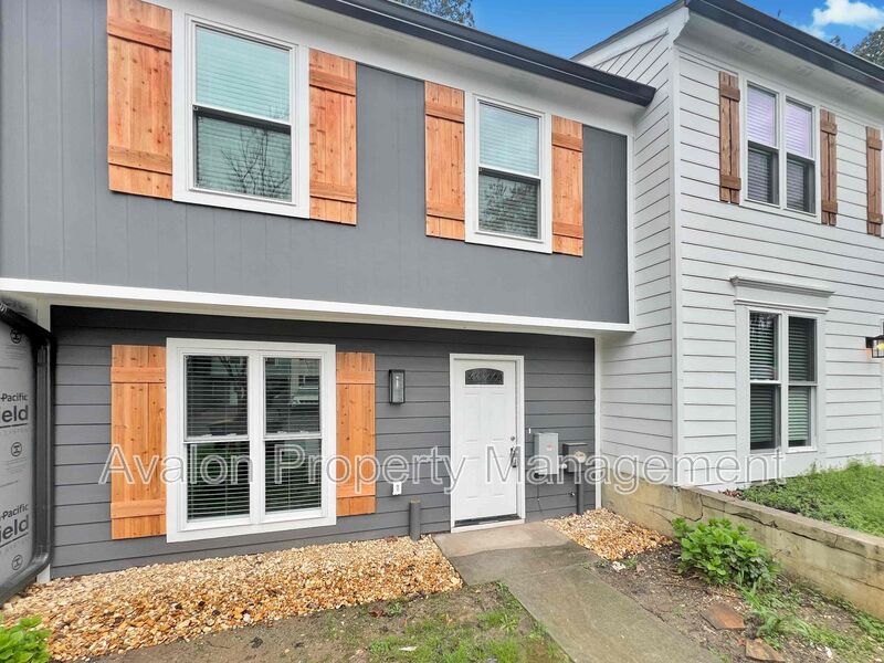 Kennesaw House: 3573 Kennesaw Station Drive