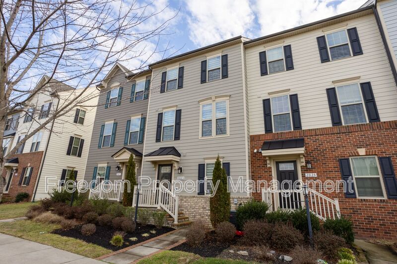 Dumfries Townhome: 2023 Serviceberry Rd