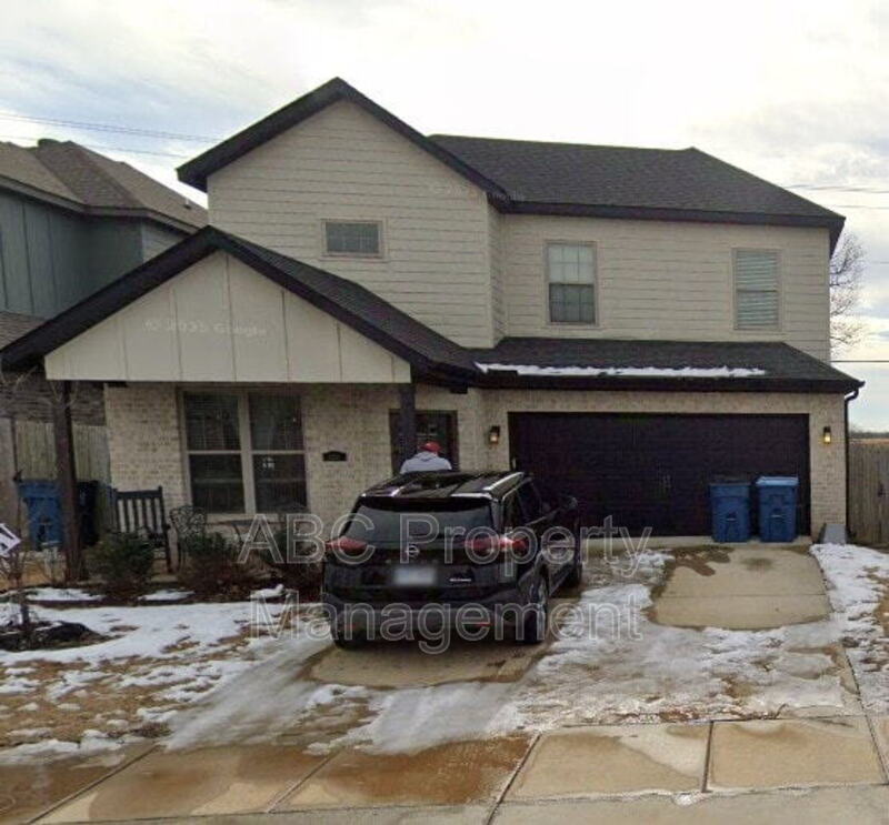 Bentonville House: 3213 SW Hillstone Ave