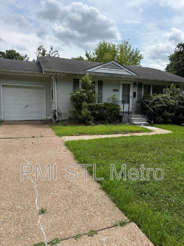 St. Louis House: 1246 Darr Dr