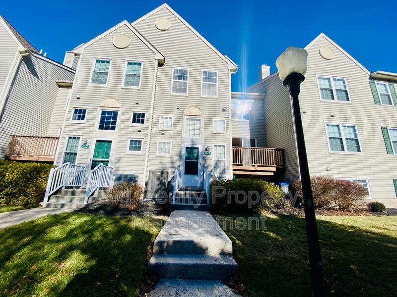 Collegeville House: 819 Dewees Pl