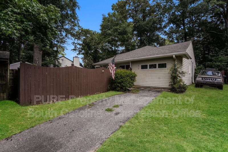 Summerville House: 312 MacGregor Dr