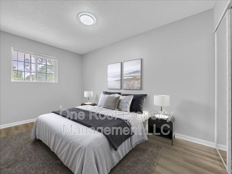 Harrisonville House: 2003 Chateau Dr E