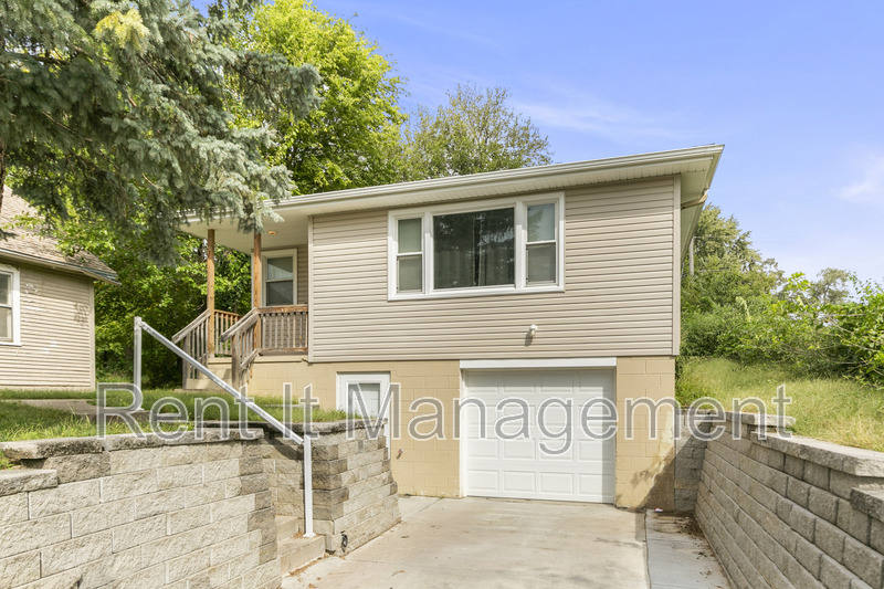 Omaha House: 3912 Curtis Ave