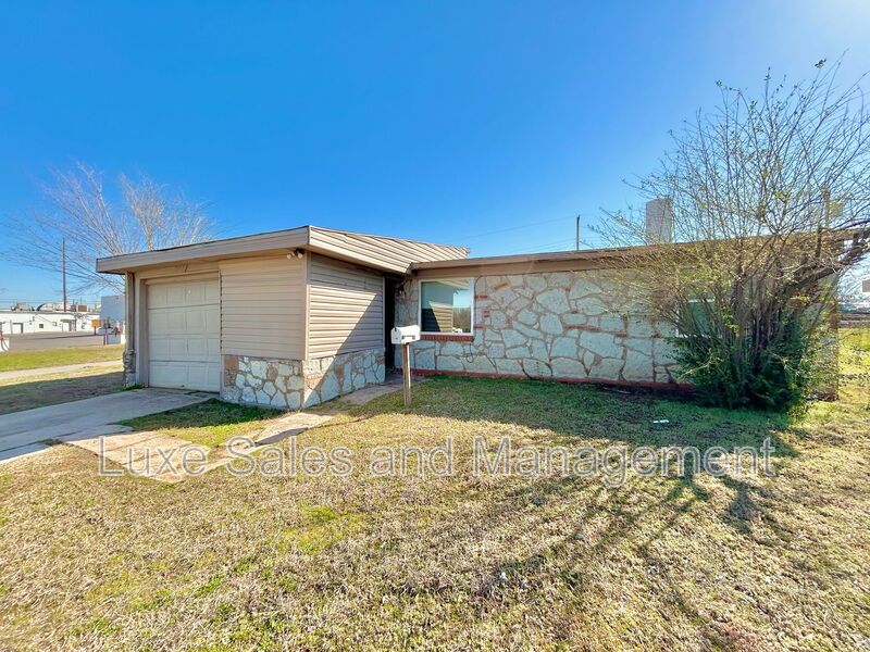 Del City House: 1700 Karen Drive