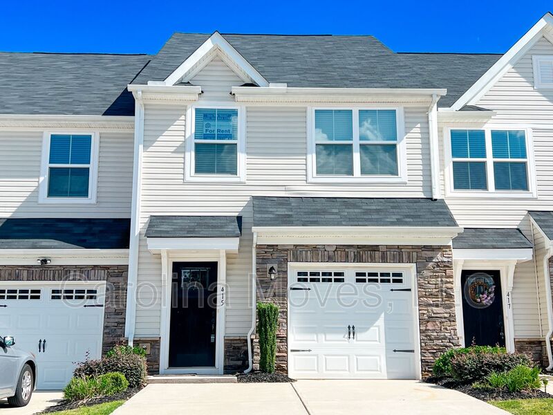 Simpsonville House: 415 Huntingdale Place