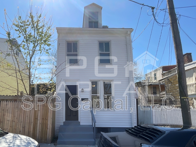 York House: 208 E Liberty Ct