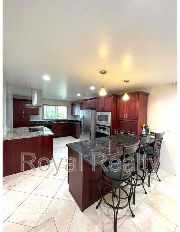 Honolulu House: 2755 Dow Street