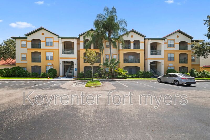 Fort Myers House: 11511 Villa Grand 520
