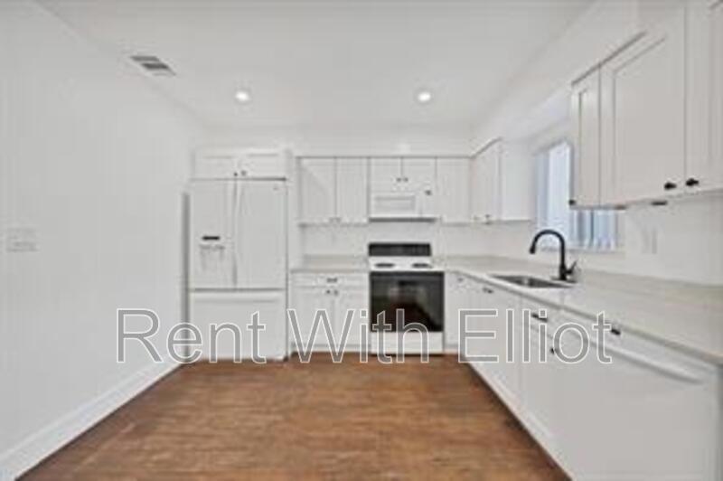 DANIA BEACH Townhome: 238 SW 7th St