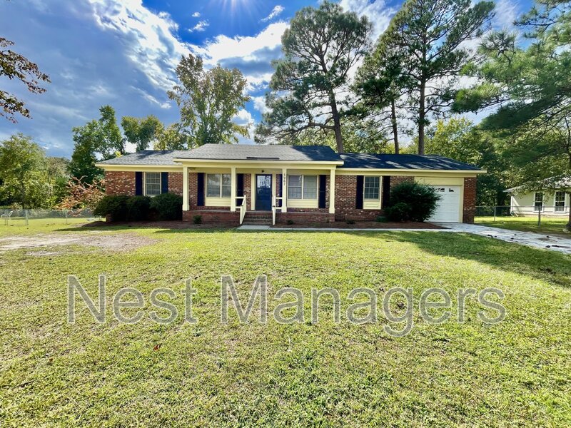 Fayetteville House: 5967 Lake Trail Dr