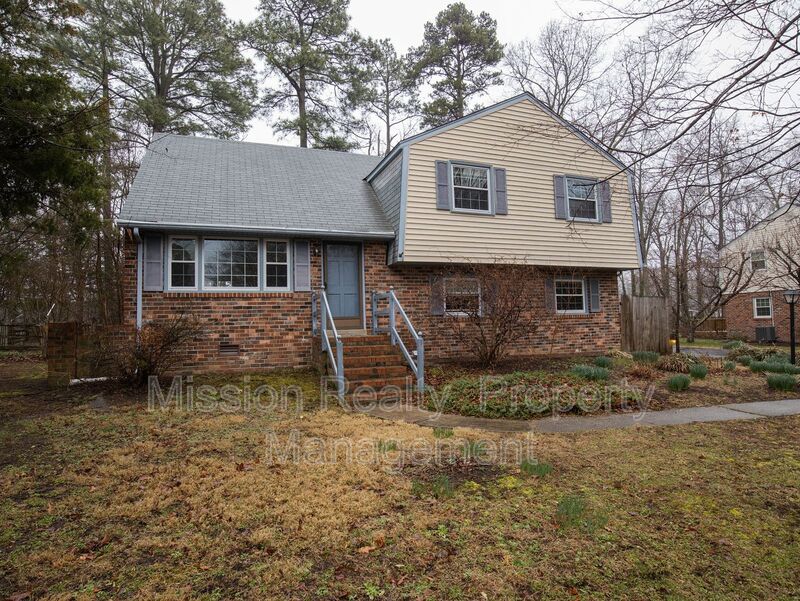 Midlothian House: 1321 Warminster Dr