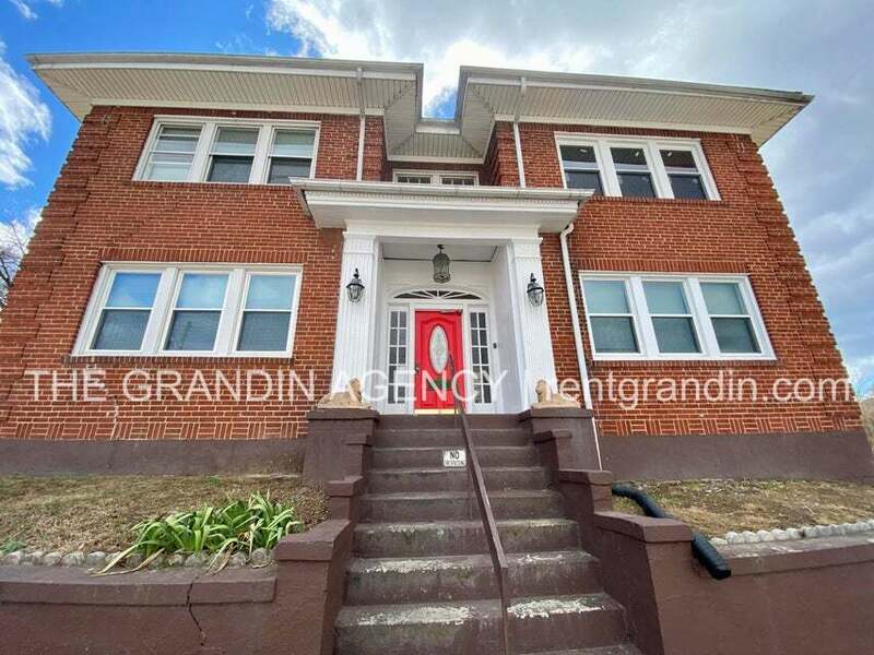 Roanoke House: 202 Elm Avenue SW