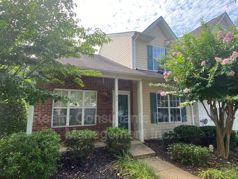 Greensboro House: 96 Tannenbaum Circle