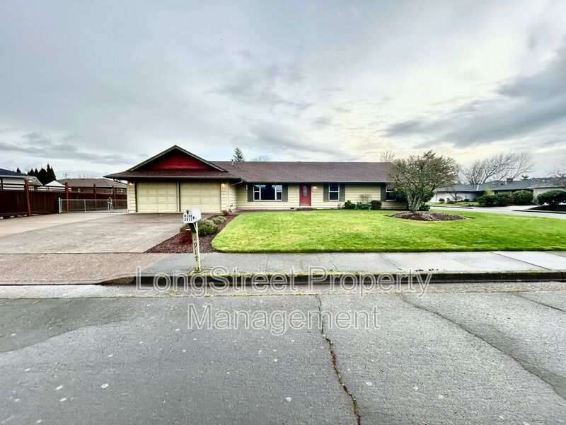 Albany House: 2917 Takena St SW