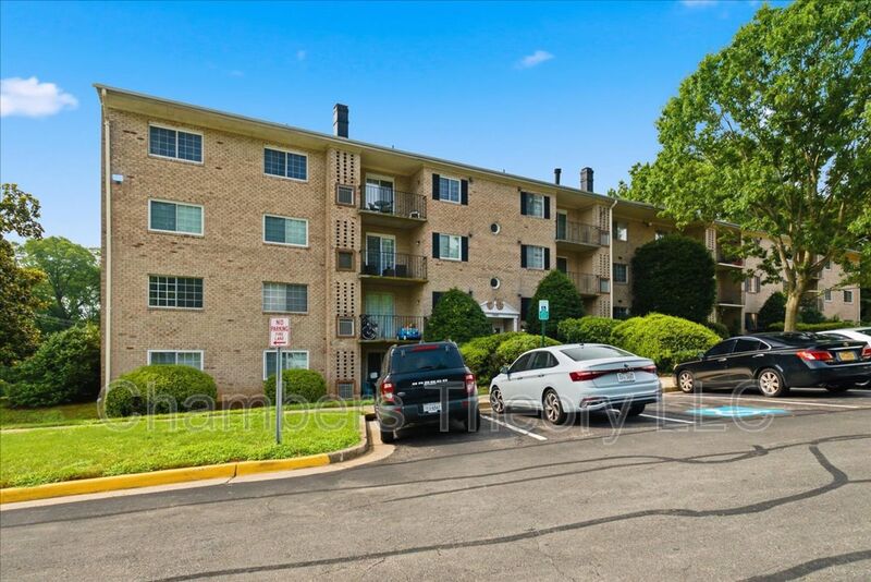 Woodbridge Condo: 1521 Colonial Dr