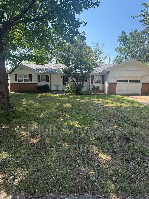 Topeka House: 1643 SW Knollwood Dr