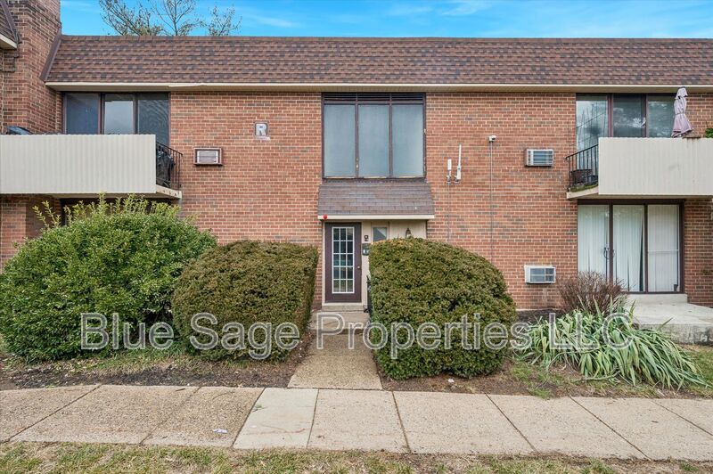 Glenolden Condo: 100 E Glenolden Ave