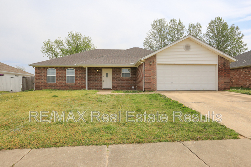 Bentonville House: 1907 SW Columbus Rd