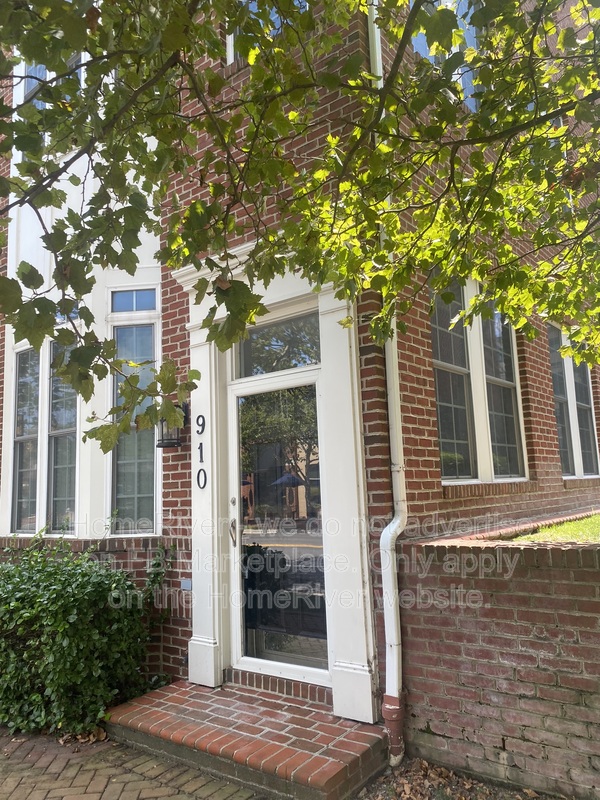 Alexandria Townhome: 910 Slaters Ln
