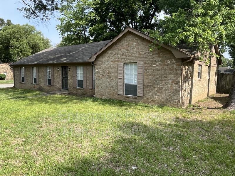 Photo 2 of 6124 Chinaberry Dr