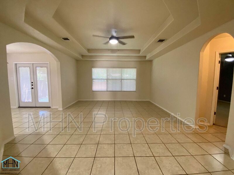 Spacious and Well Designed, 3bed/2.5 bath, located in the far Northeast just inside loop 1604! - Photo 6