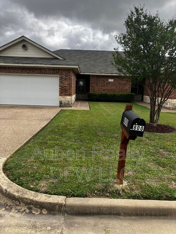 Robinson House: 800 Quarter Horse Trail