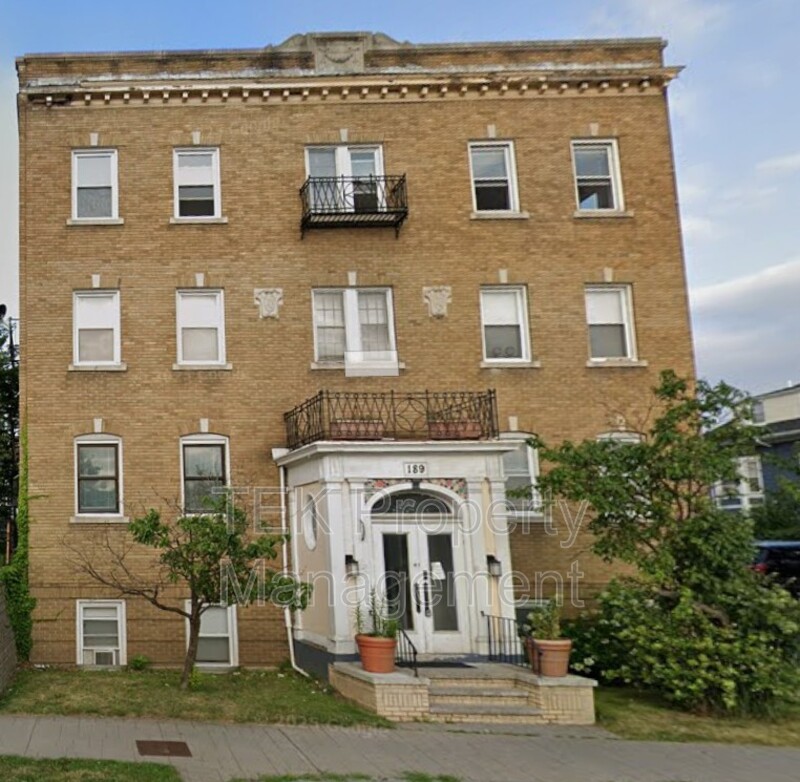 Rochester House: 189 Lake Avenue