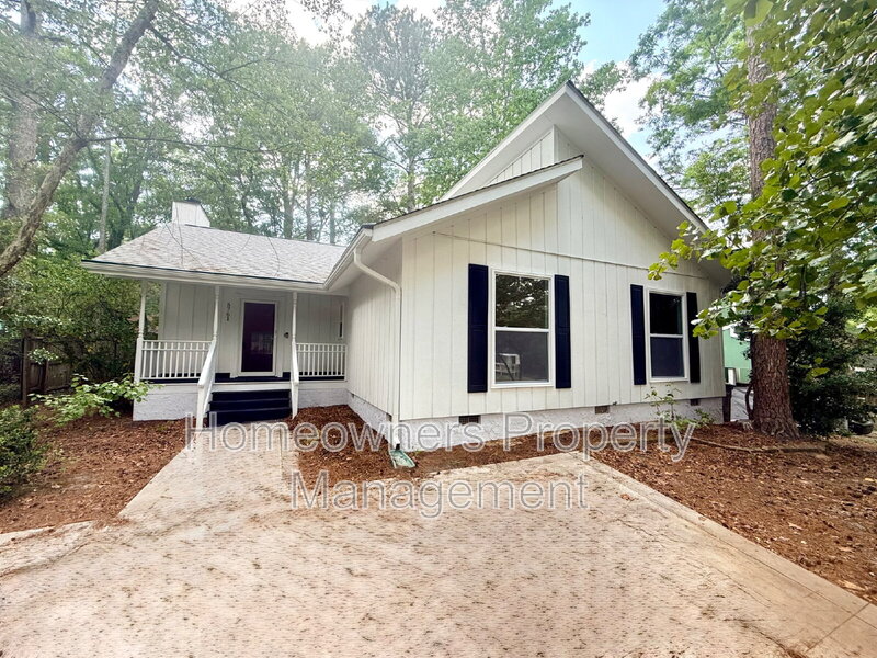 Fayetteville House: 5761 Waterwood Drive