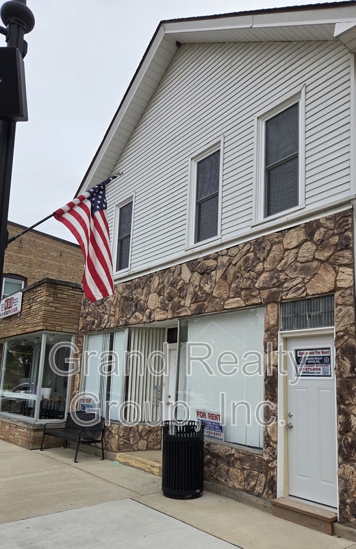 Lake Villa House: 129 Cedar Avenue