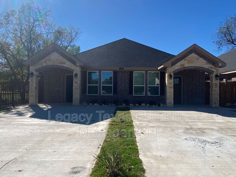 Cleburne House: 105 Sabine Ave. #B