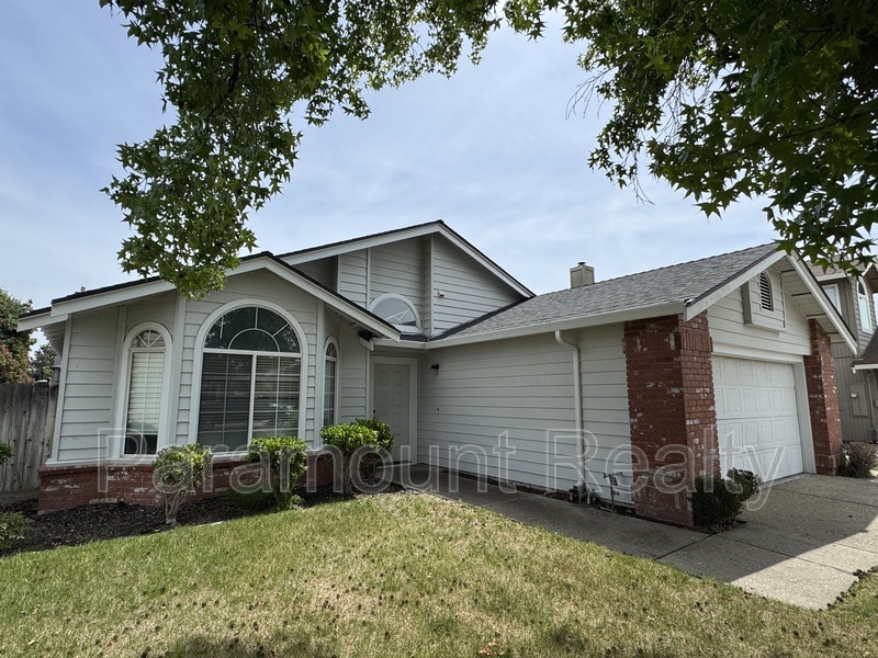 Manteca House: 1230 Mohr Circle
