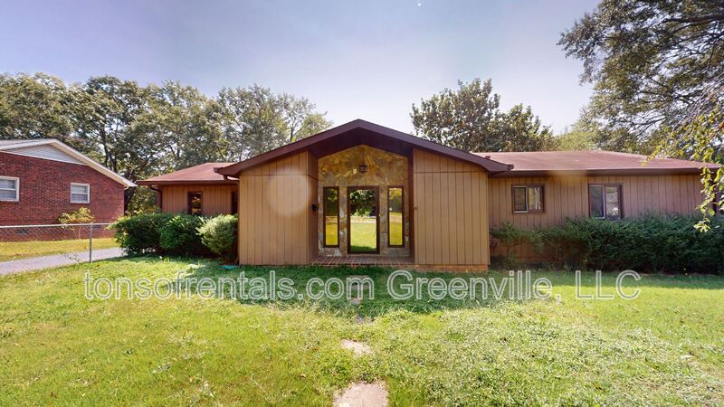 Spartanburg House: 102 Meadow Street