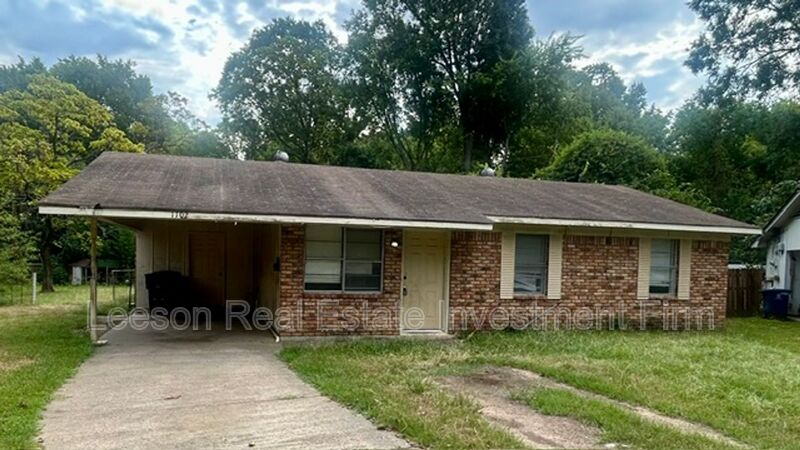 Shreveport House: 1102 Cloverdale Dr.
