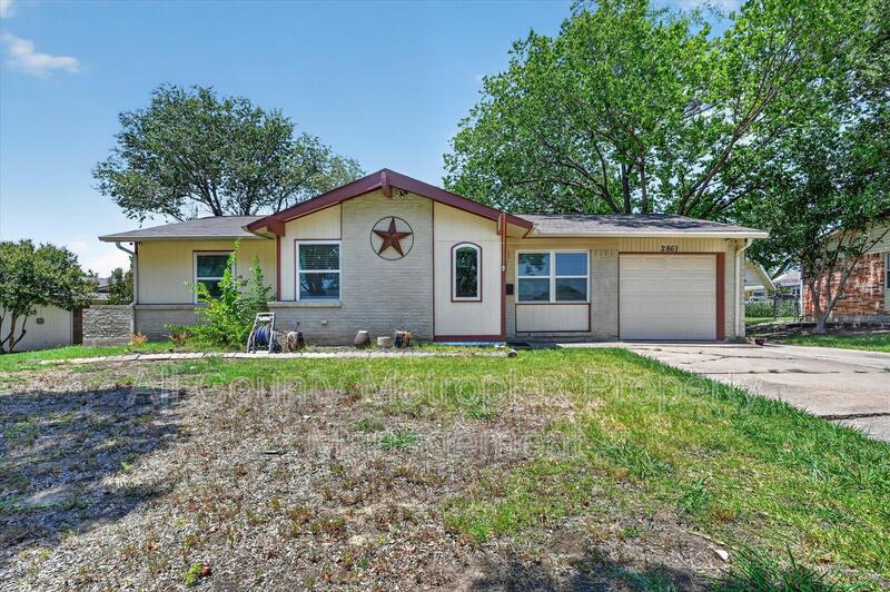 Farmers Branch House: 2861 Mark Twain Dr