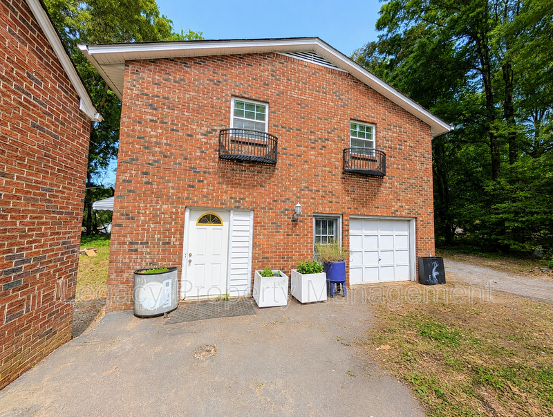 Kernersville House: 4421 Kernersville Rd (Apt)