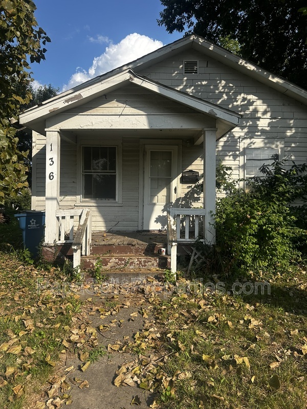 East Alton House: 136 Illinois St