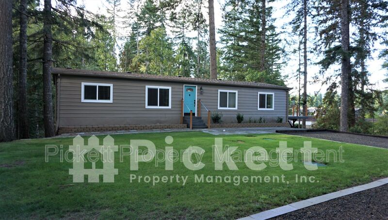 Bremerton House: 290 Tahuyeh Pl W