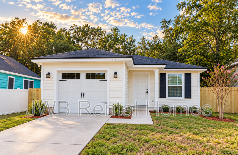 Jacksonville House: 134 43rd St E