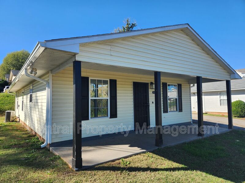 Spartanburg House: 158 S Forest St