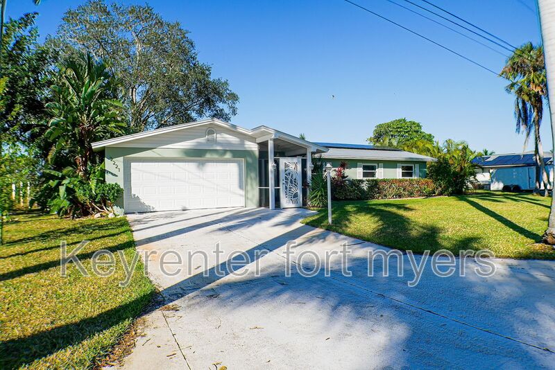 North Fort Myers House: 2221 Cape Way