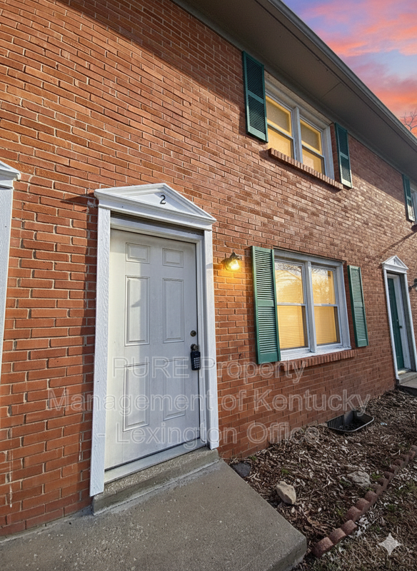 Nicholasville Townhome: 305 Lake St