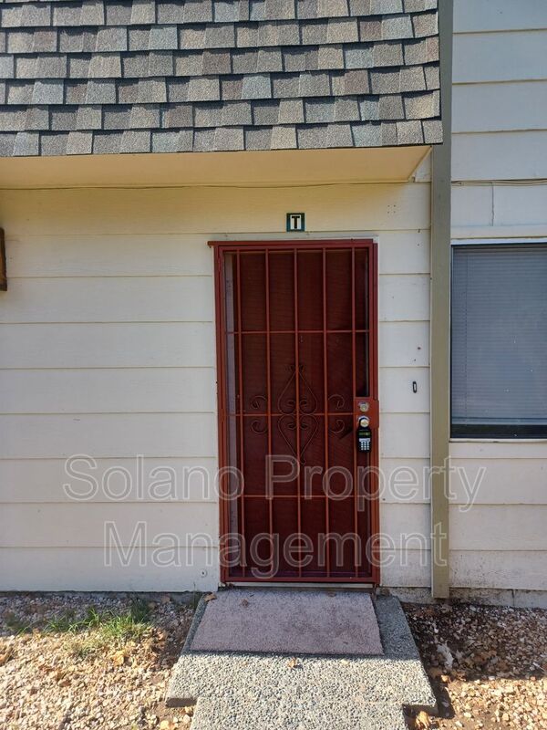 Fairfield House: 1955 Grande Cir.